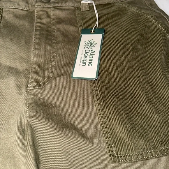 Alpine Design Womens Olive Cargo Shorts NWT Size 10 - Picture 2 of 10